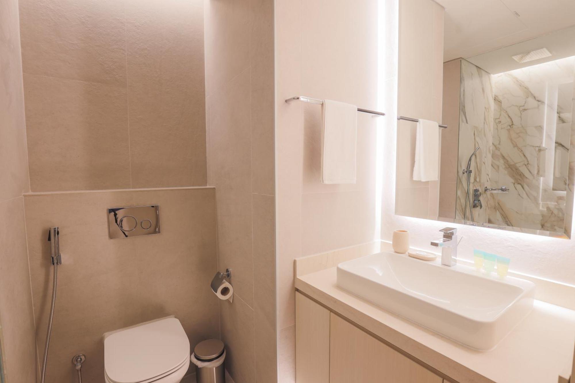 Apartment Stunning 1br In Marina, Canal View