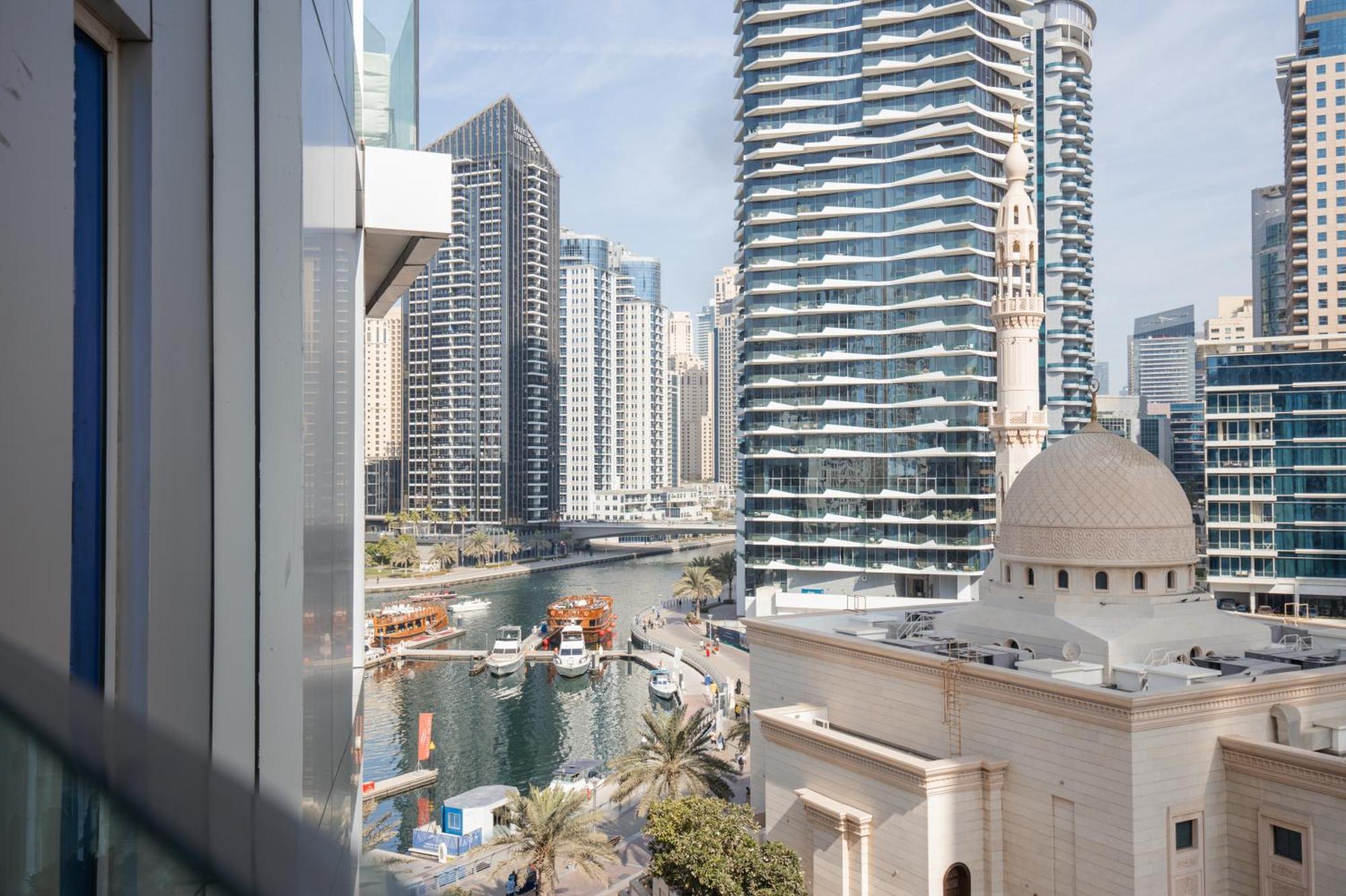 Stunning 1br In Marina, Canal View Dubai